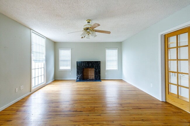 Building Photo - 3 bedroom less than 1 mile from Tech