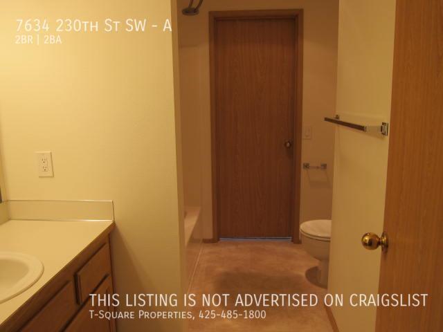 Building Photo - Townhouse unit 2 br. 1.5 bath with one car...