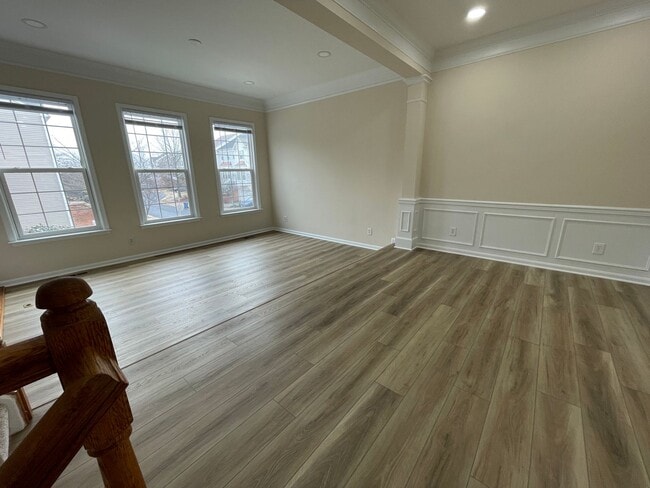 Building Photo - Elegant And Spacious 3 Bed 3.5 Bath Townhome In Vibrant Loudon Parkway Center