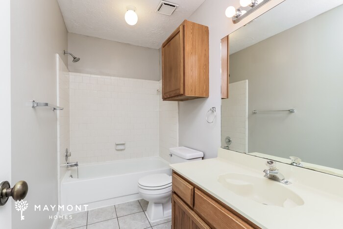 Building Photo - 2024 Northampton Dr