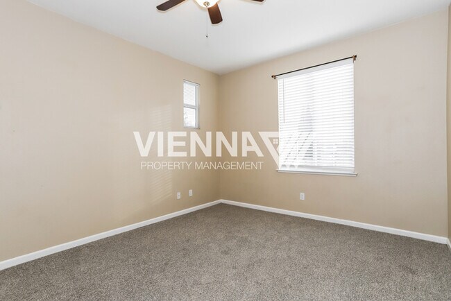 Building Photo - Beautiful 4 Bedroom + Study in Desirable Neighborhood