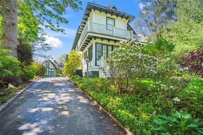 Building Photo - 17 The Intervale