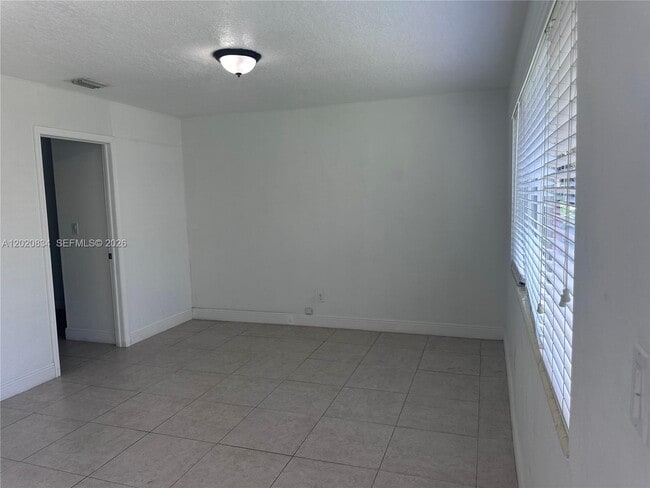 Building Photo - 2806 SW 35th Ave