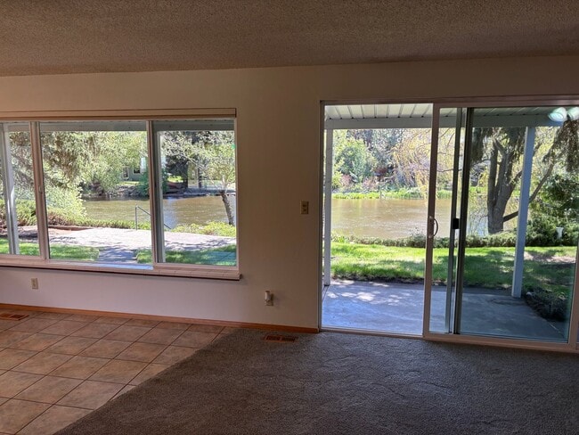 Building Photo - Riverfront home!!!! 3 Bedroom near downtow...