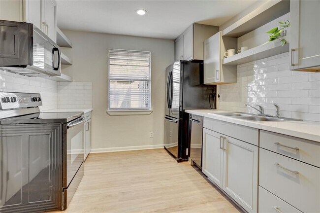 Building Photo - 334 Pennington Dr