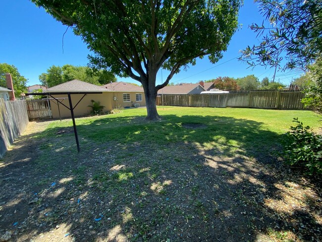 Building Photo - Charming 3 Bedroom Home in Quiet Tree-Line...
