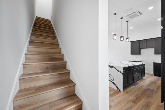 Building Photo - Spacious Townhouse in Dallas