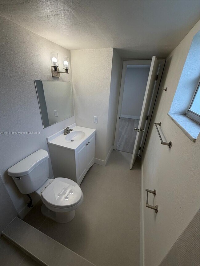 Building Photo - 444 SW 4th St