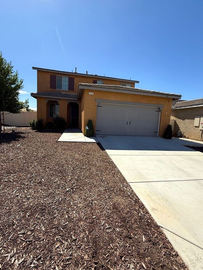 Building Photo - Beautiful 2 Story 4 Bedroom 3 Bathroom hom...