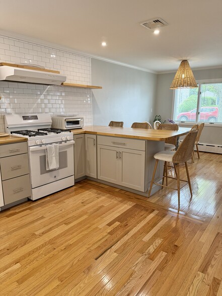 Kitchen - 36 Foxhill Ave