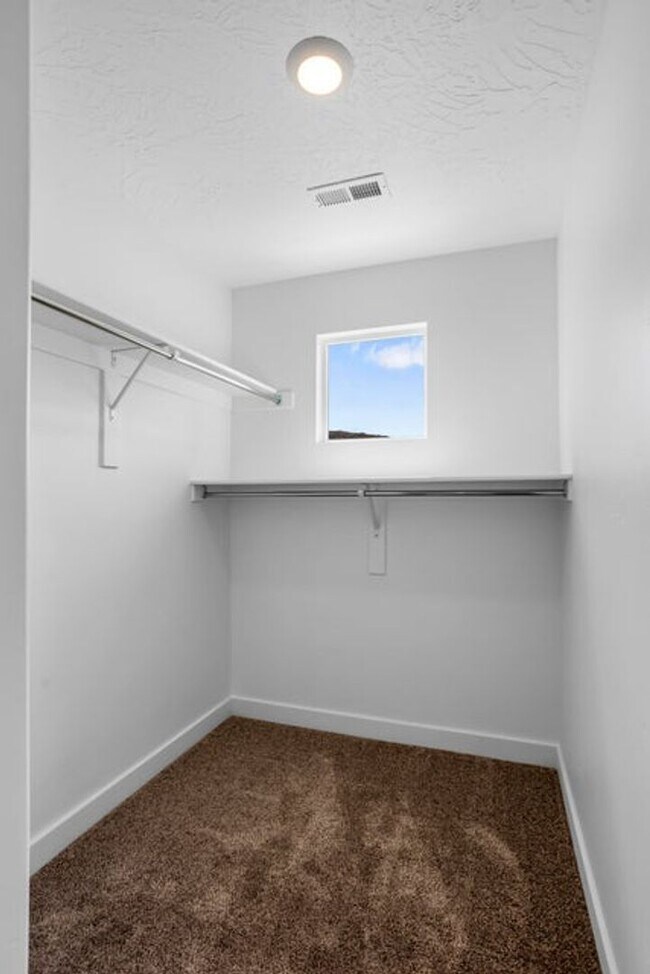 Building Photo - MOVE IN READY! 3 Bedroom townhome in long valley!