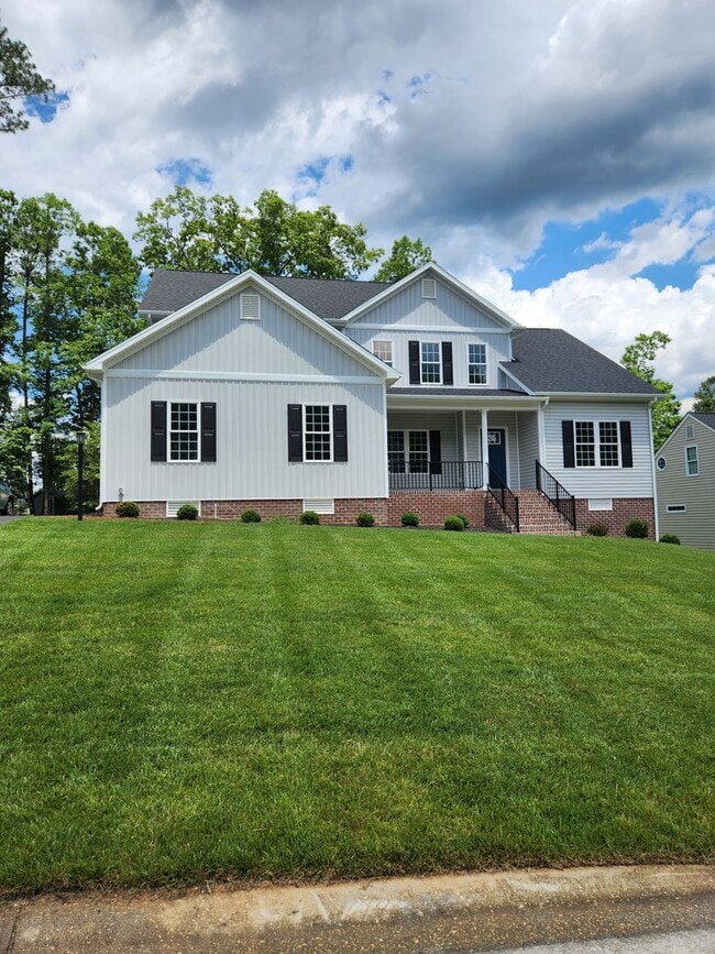 Building Photo - Chesterfield - 5 Bed 3.5 Bath Newer Modern...