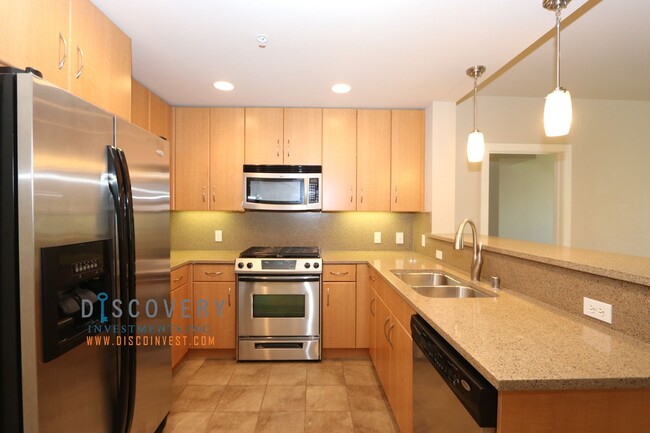 Building Photo - Large Downtown Oakland Two Bedroom Condomi...