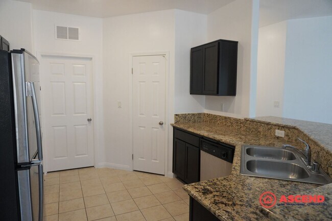 Building Photo - Beautiful Home Located in the Southwest!