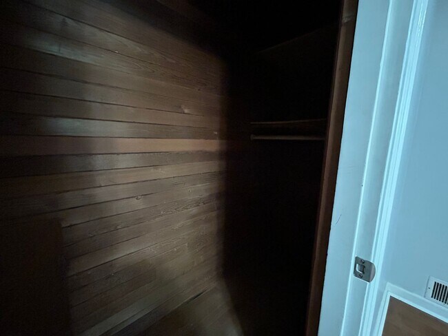 Building Photo - 2 Bed, 1.5 Bath Home with Basement and Sunroom