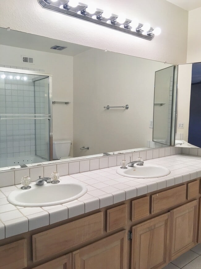Building Photo - OUTSTANDING 4 BEDROOM HOME IN GATED COMMUNITY
