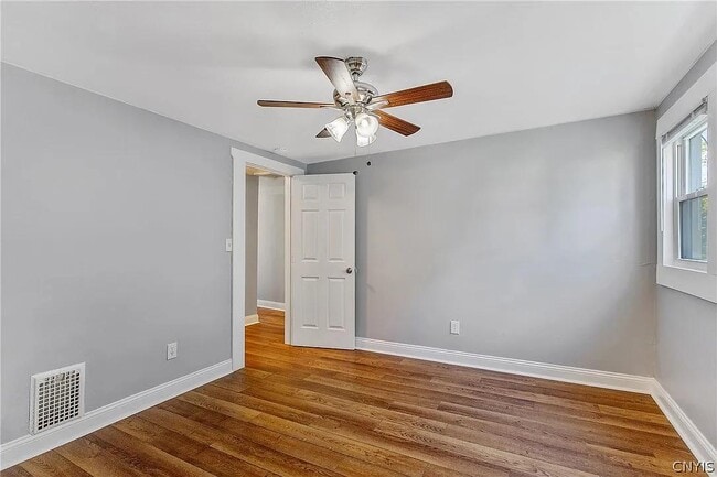 Building Photo - 203 Maple St