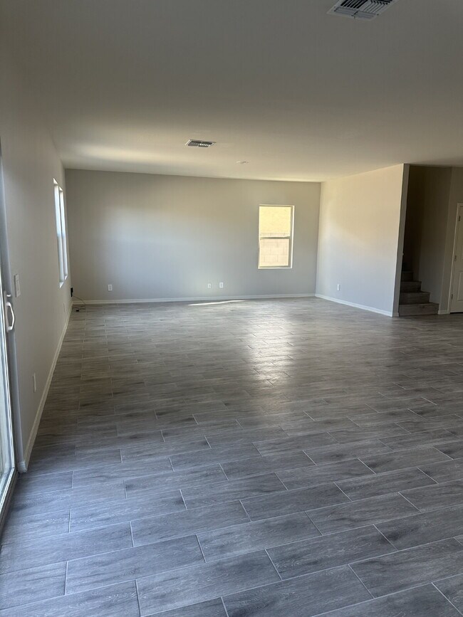 Building Photo - Beautiful, Spacious, and Newer Home, Solar Included!