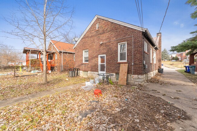 Building Photo - Jump on this Deal! 2 bedroom 1 bath Near N...