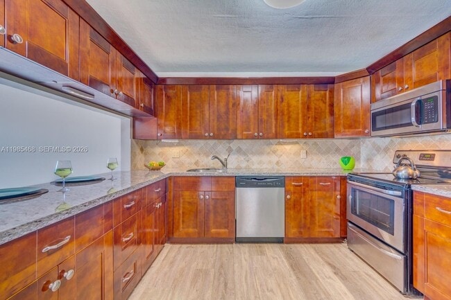 Building Photo - 1960 Bayberry Dr