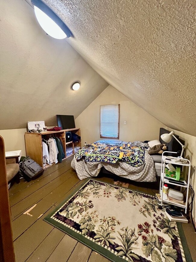 Building Photo - AVAILABLE JUNE 1ST -  Huge 6 Bed 2.5 Bath Home Close to campus!