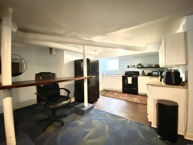 Building Photo - 1305 Stratford Ave