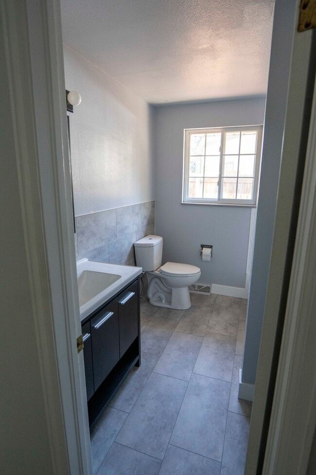 Building Photo - Spacious 3BR Duplex in Lakewood