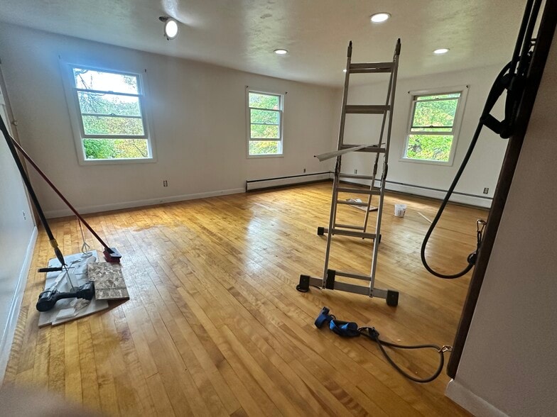 Master Bedroom - 142 Bunker Hill Cir