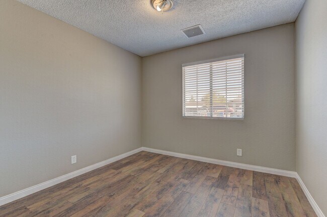 Building Photo - Remodeled and move-in ready located in Southeast Las Vegas.