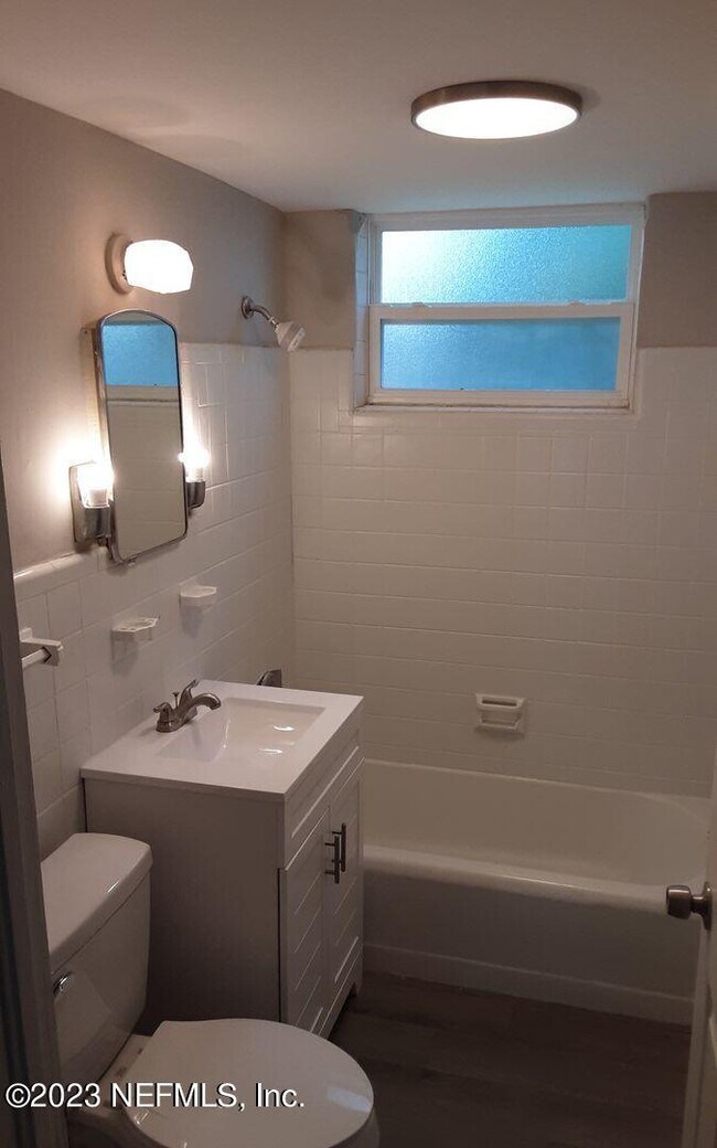 Building Photo - 924 Arco Dr