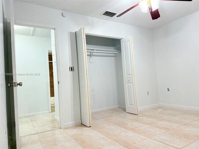 Building Photo - 1130 Kasim St
