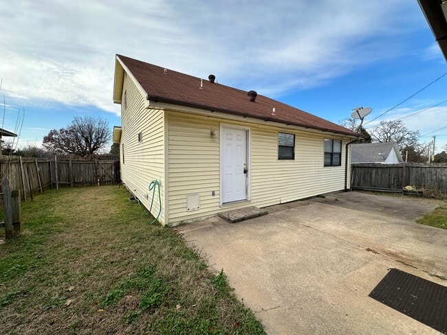 Building Photo - Beautiful 3 Bed / 2 Bath Two-Story Home