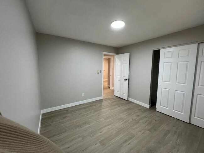 Building Photo - Renovated 4-Bedroom Single-Level Home in Quiet Kent Central Location