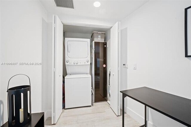 Building Photo - 121 NE 34th St