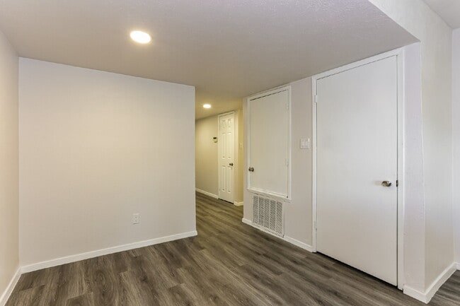 Building Photo - 507 Button Dr