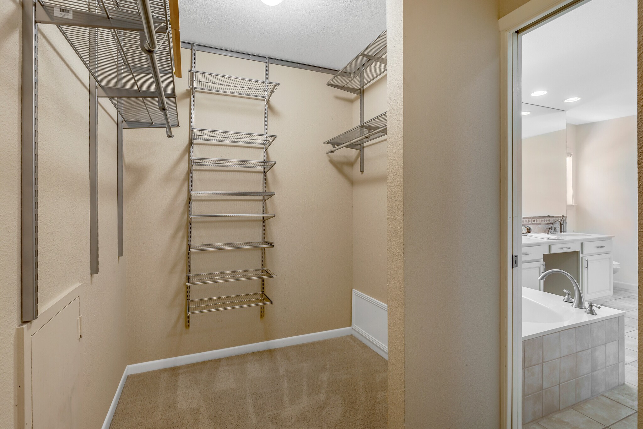 Building Photo - 9006 Balcones Club Dr