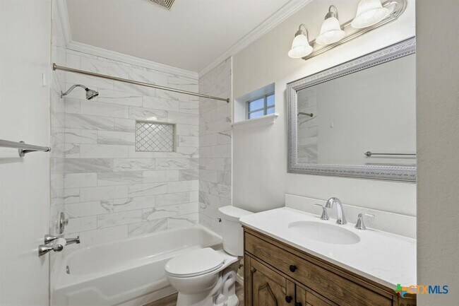 Building Photo - 1005 Rolling Ridge Dr