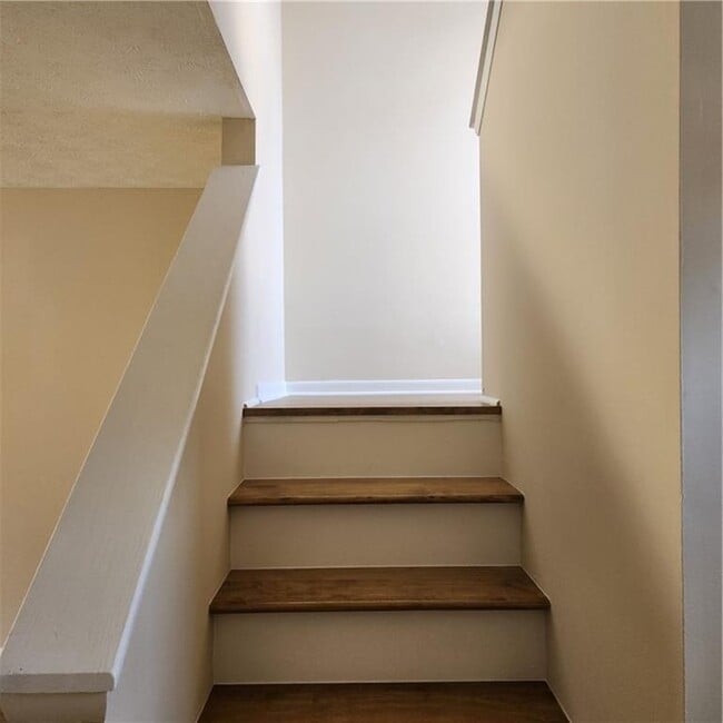 Building Photo - 293 Country Club Dr