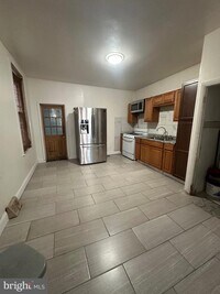 Building Photo - 2047 E Cambria St