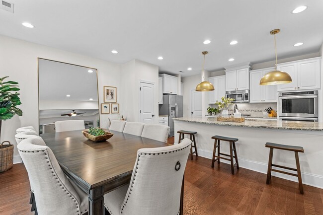 Building Photo - Gorgeous 3 Bedroom Townhome w/ Premium Fin...