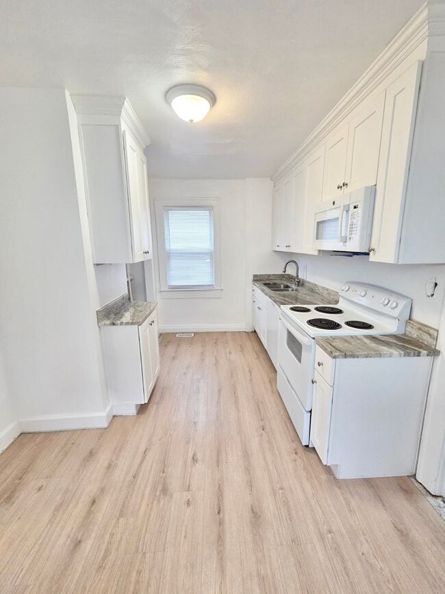 Building Photo - ***RENT READY~4 Bed RENOVATED 2 story house/w/ downstairs bedroom/Granite countertops