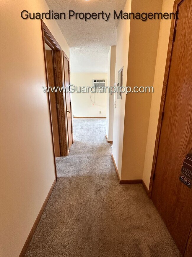 Building Photo - Longfellow Top Floor Apartment, Blocks Fro...