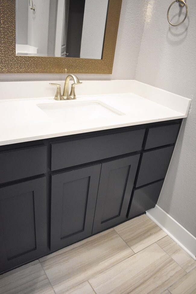 Building Photo - Upscale 4 Bedroom 3.5 Bathroom in The Heart of Fayetteville AR!!