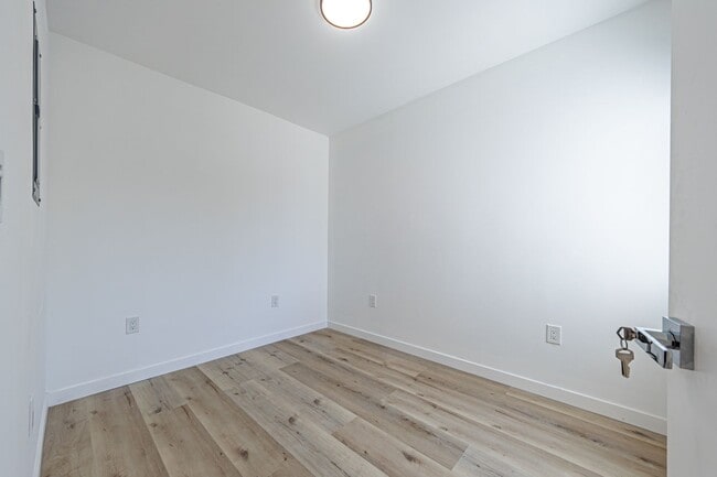 Building Photo - Stylish 2BR + 1 Bath | 1 Month Free Special!