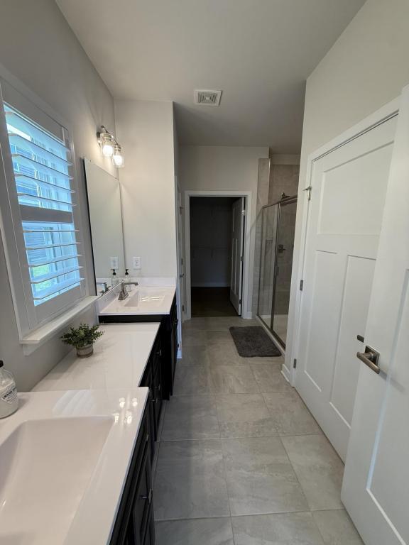 Building Photo - 331 Golan Cir