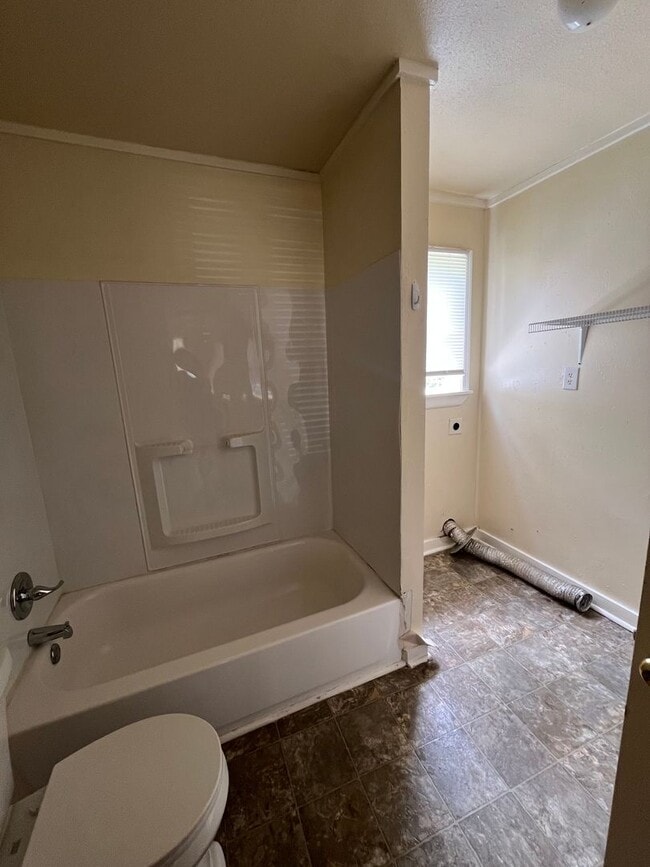 Building Photo - 2 Bedroom 1 bathroom -Central air and Heat