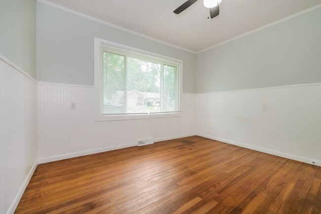 Building Photo - 3 BR / 2.5BA | Updated Single Family Home | 2-Car Garage Parking | Private backyard!