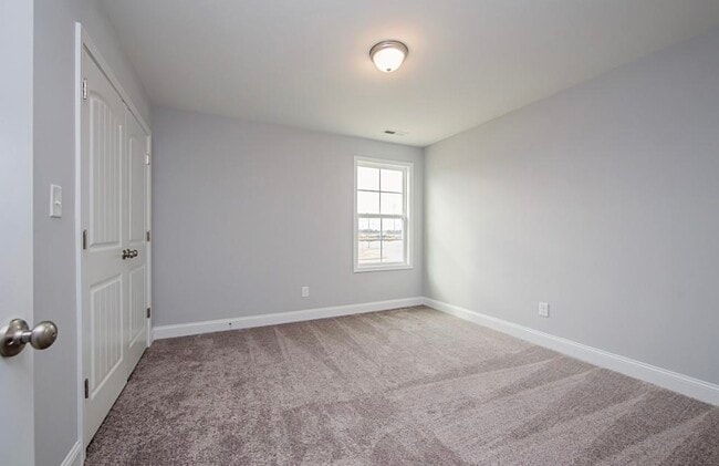 Building Photo - 5252 Debut Ave