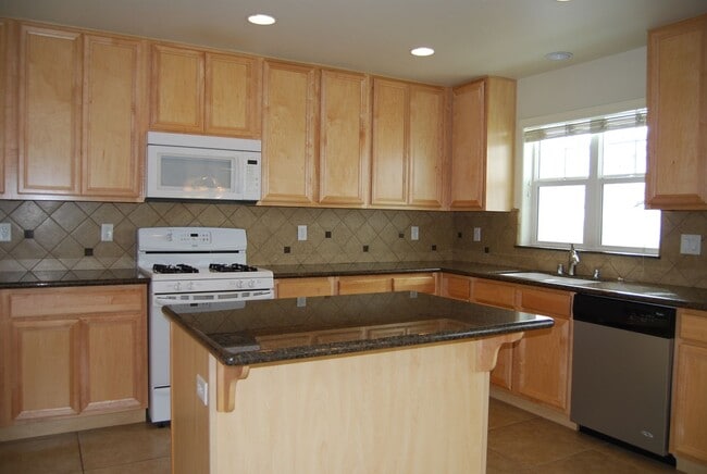 Building Photo - 4-Bedroom Home in the Village at Somersett!