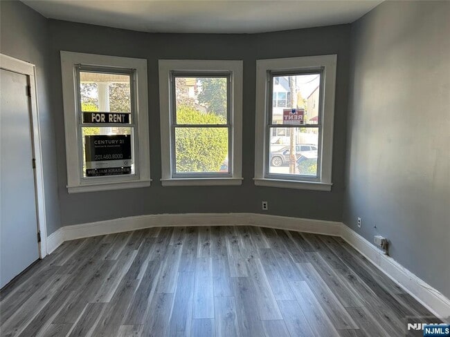 Building Photo - 298 Stewart Ave